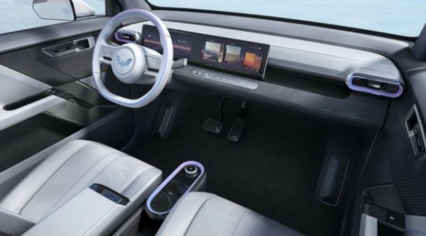 Макар и миниатюрно на вид, това автомобилче побира четирима души в приемлив комфорт. Задвижва се от 9.2-киловатчасова батерия, даваща обхват от 120 км с едно зареждане. Има и малко по-скъпа версия с 14 квтч и 170 км обхват. Мощността е 17.4 конски сили, максималната скорост - 100 км/ч. Какво повече ви трябва в градове като София, Пловдив или Варна?
